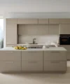 Cucina moderna con grande isola e armadi chiari, circondata da ampie finestre, Nolte Kitchen.