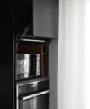 Un moderno armadio da cucina con forno e microonde, elegantemente progettato da Nolte Kitchen.