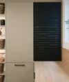 Una moderna lavanderia con dettagli in legno e spazio di archiviazione, Nolte Utility Rooms.