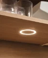Une étagère en bois éclairée avec des bocaux et un bol blanc; Express Küchen.