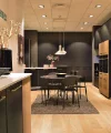 Cucina moderna con tavolo da pranzo e illuminazione di Nolte Kitchen.