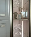 Vetrina in vetro con bicchieri da vino e decorazioni in una cucina, Nolte Kitchen.