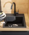 Cucina moderna con lavello nero e piano di lavoro in legno di Nolte Kitchen.
