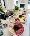 Tavolo da colazione ricco in una cucina moderna con affettati e formaggi, progettato da Nolte Kitchen.