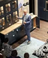 In una cucina moderna di Nolte Kitchen, un uomo spiega le caratteristiche a un gruppo.