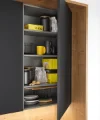 Armadio da cucina aperto con piatti e provviste in mostra. Nolte Kitchen.