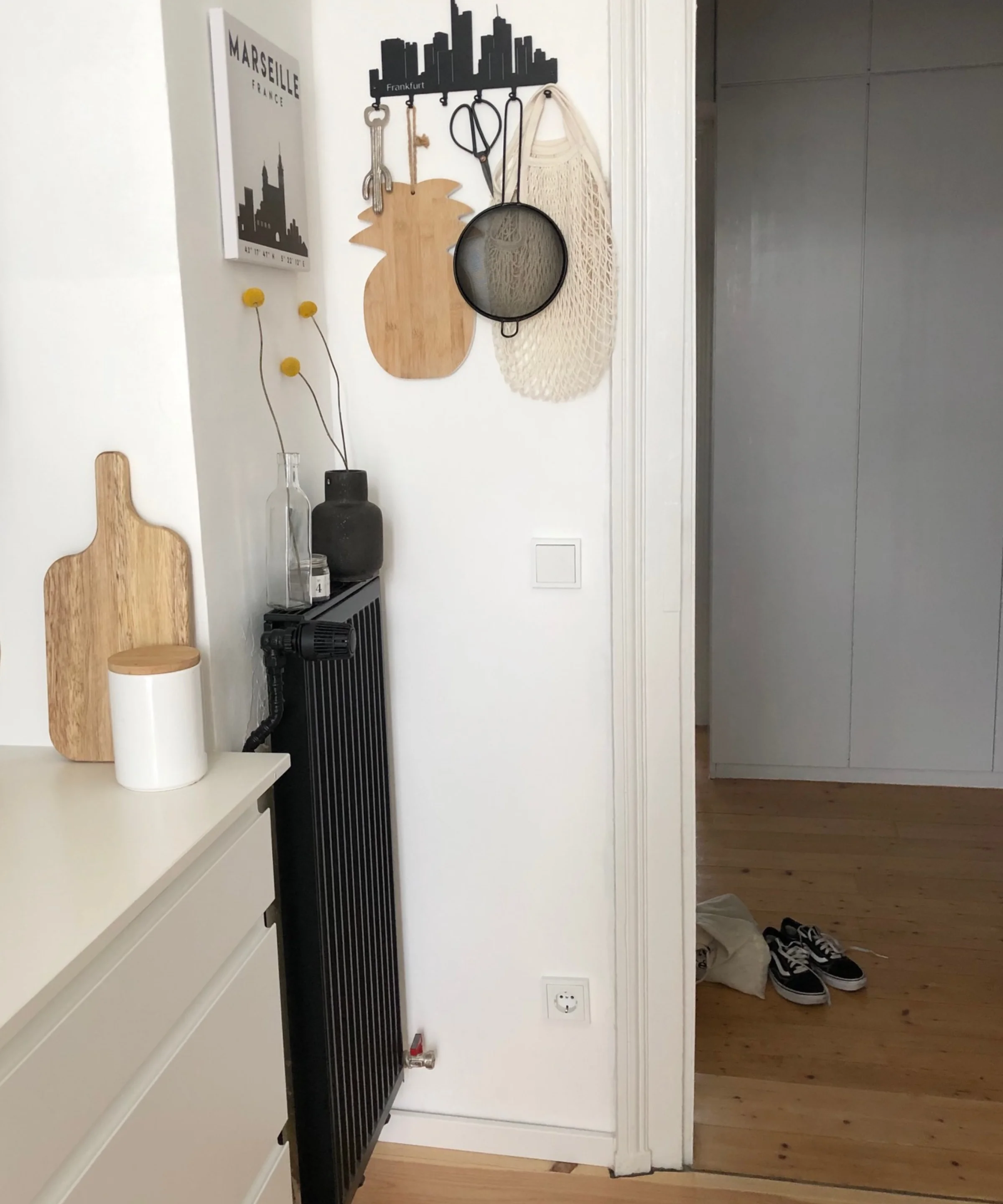 Corridoio con pavimento in legno e decorazioni murali, presentato da Nolte Kitchen.