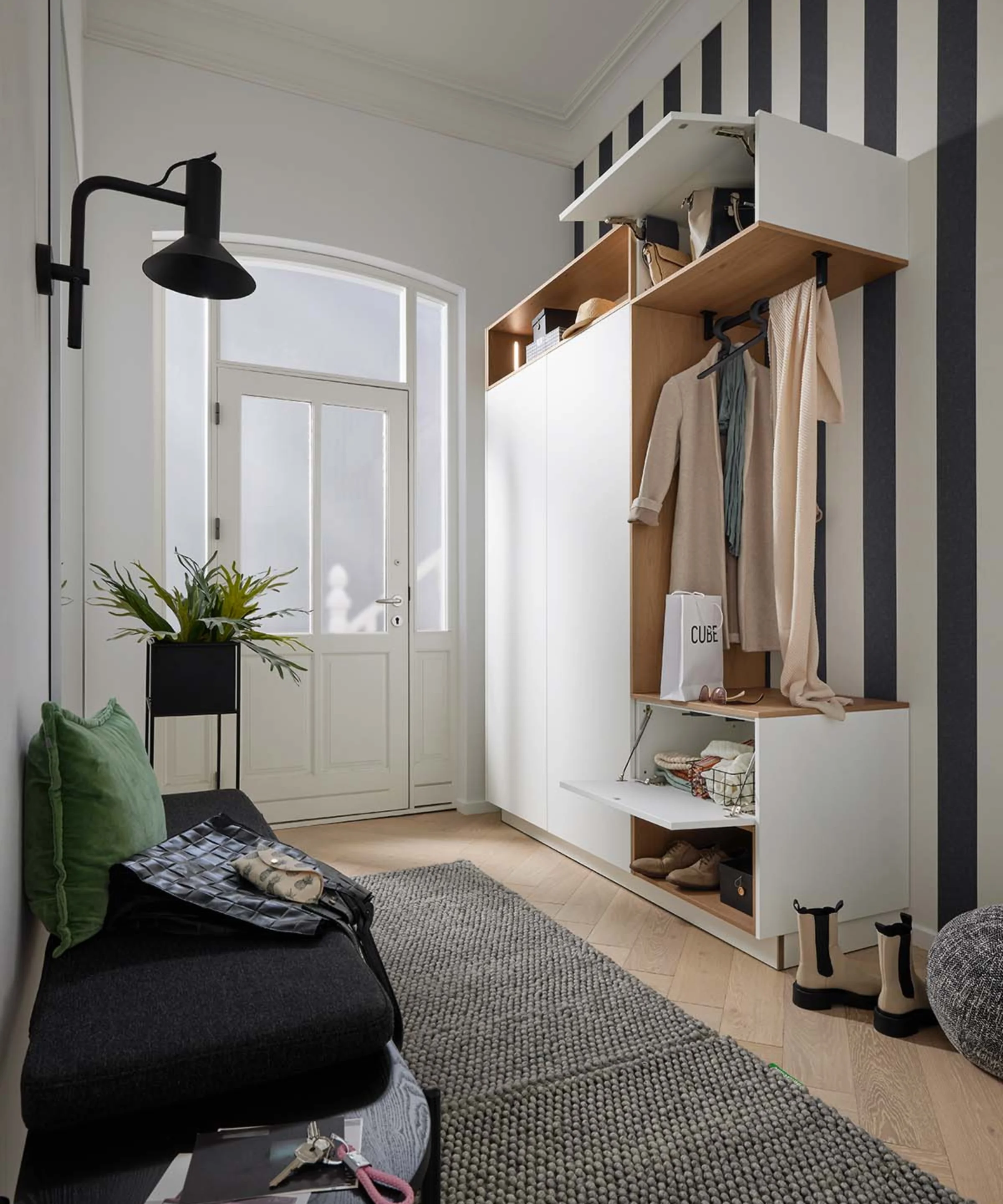 Corridoio elegante con armadio di Nolte Living.