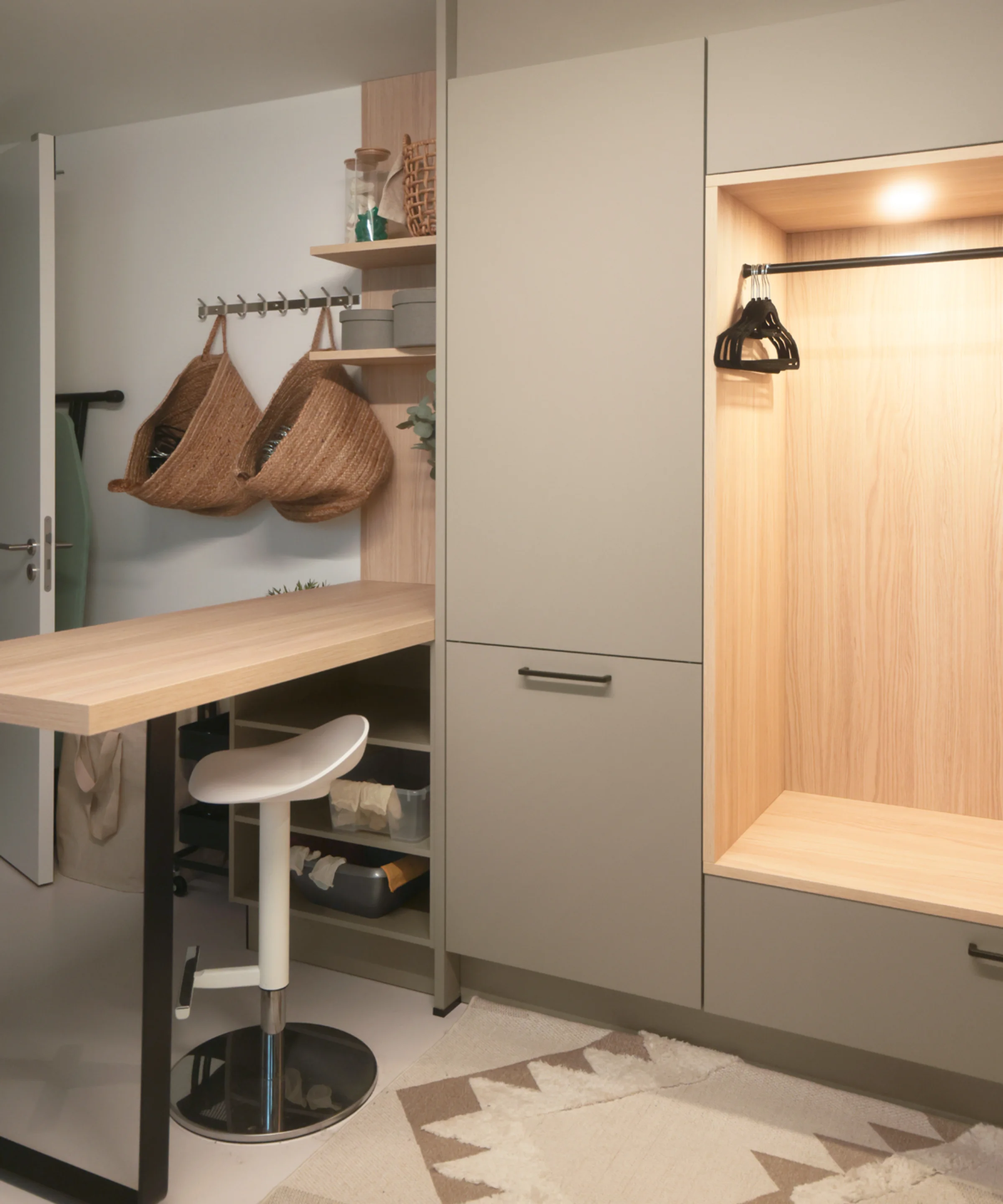 Un'elegante lavanderia dal design moderno con dettagli in legno di Nolte Utility Rooms.