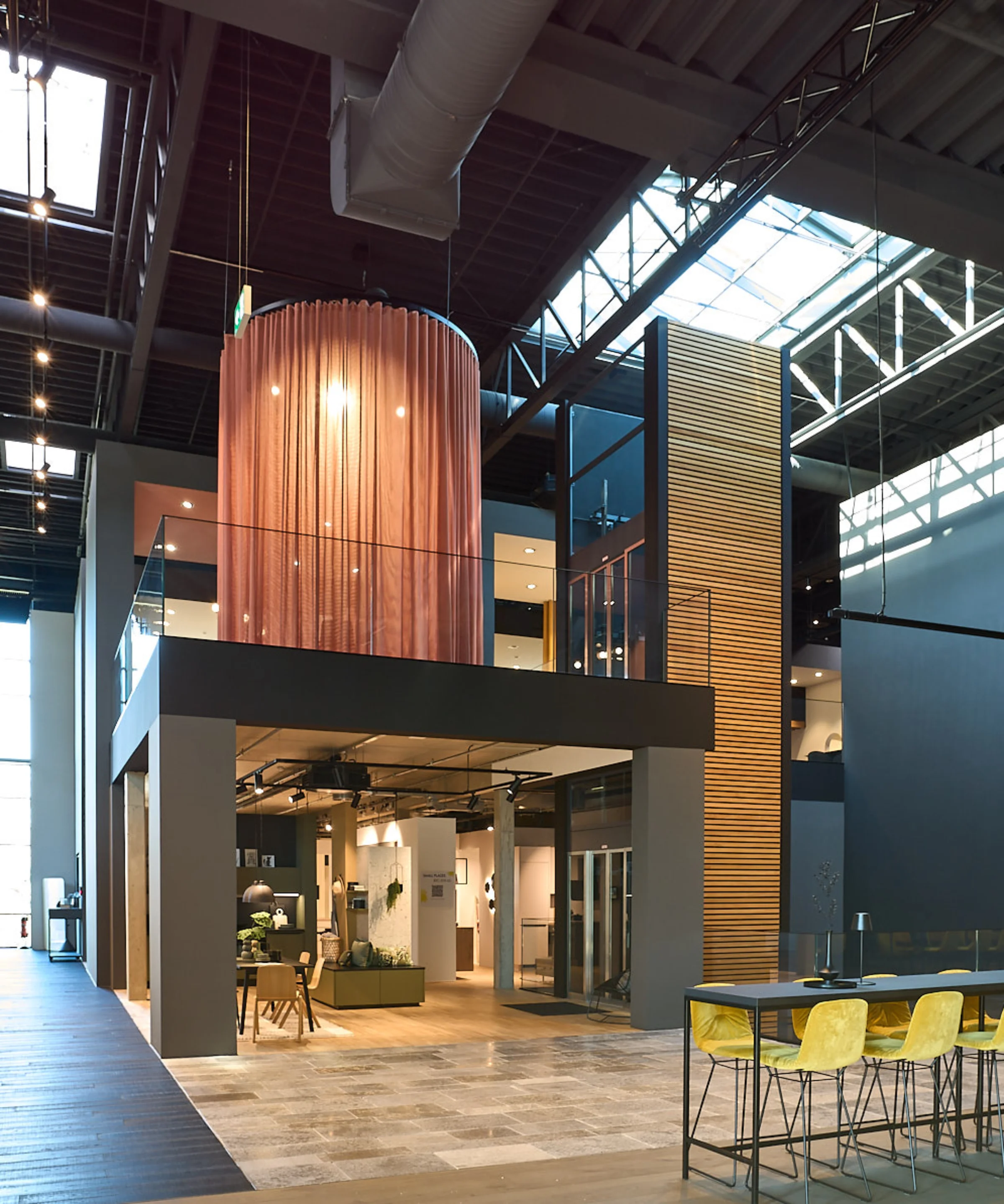Uno showroom moderno con eleganti mobili da soggiorno di Nolte Living.