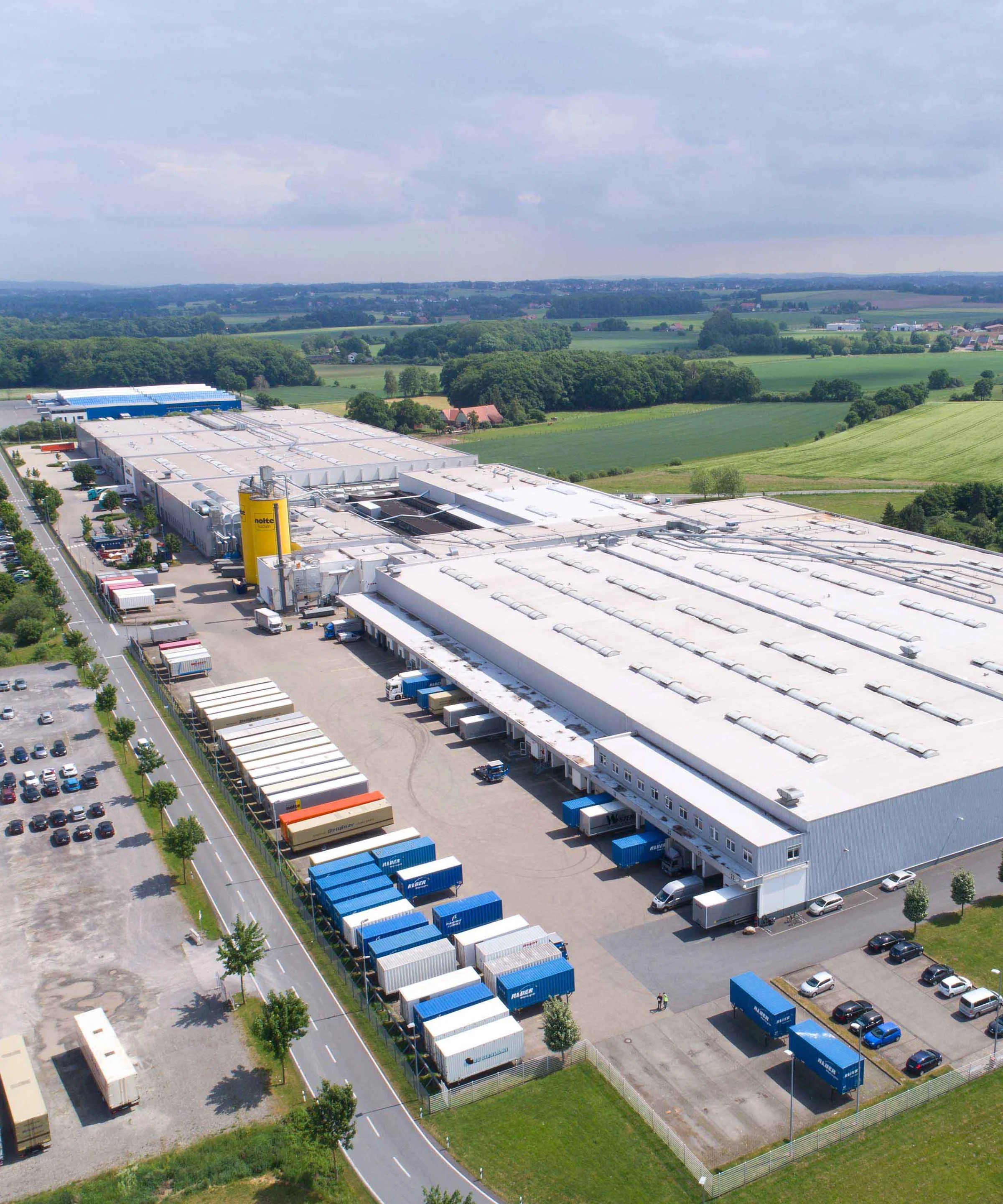 Un grande capannone industriale in un'area rurale, Nolte Kitchen.