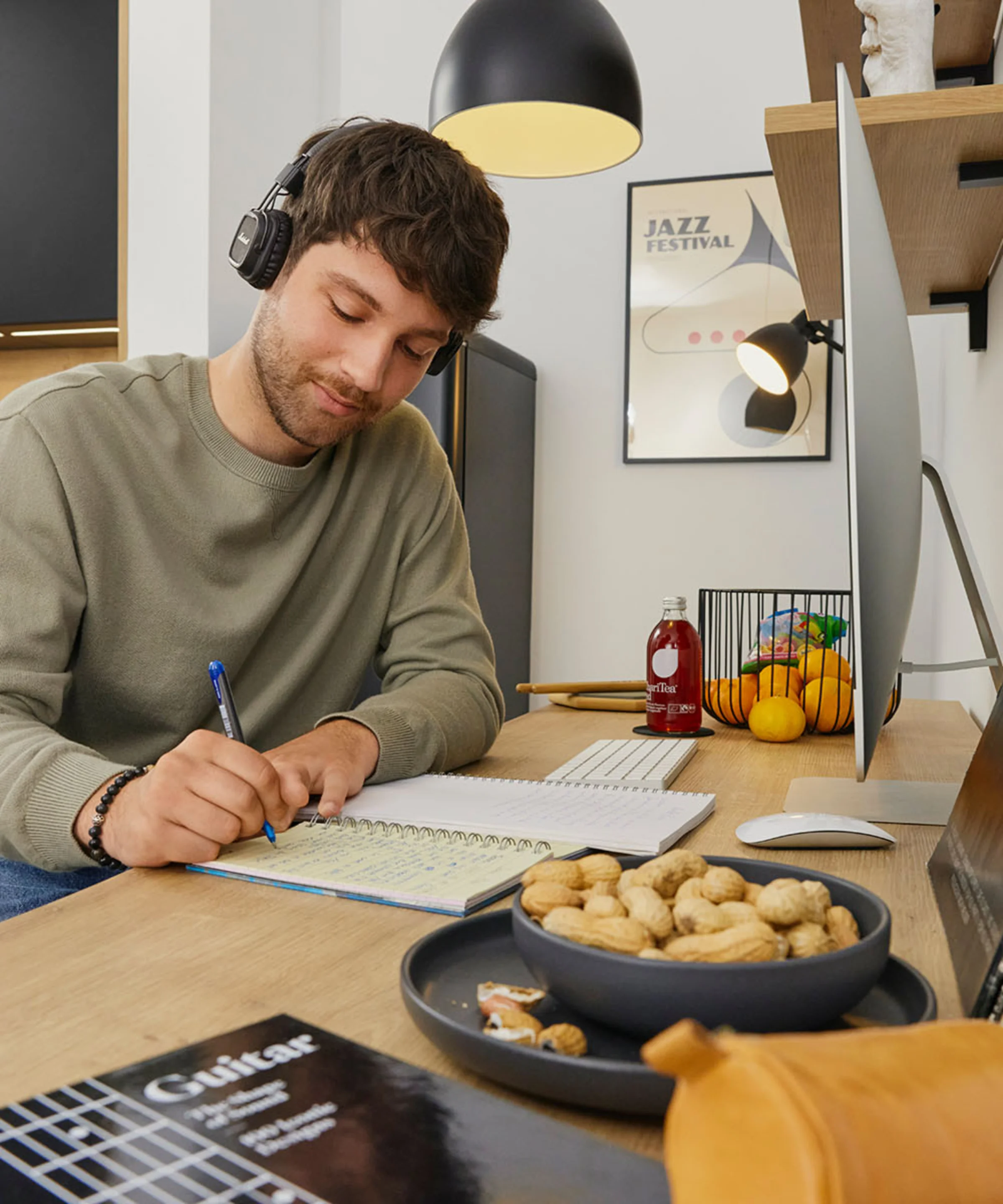 Un uomo lavora a una scrivania in una cucina moderna di Nolte Kitchen.
