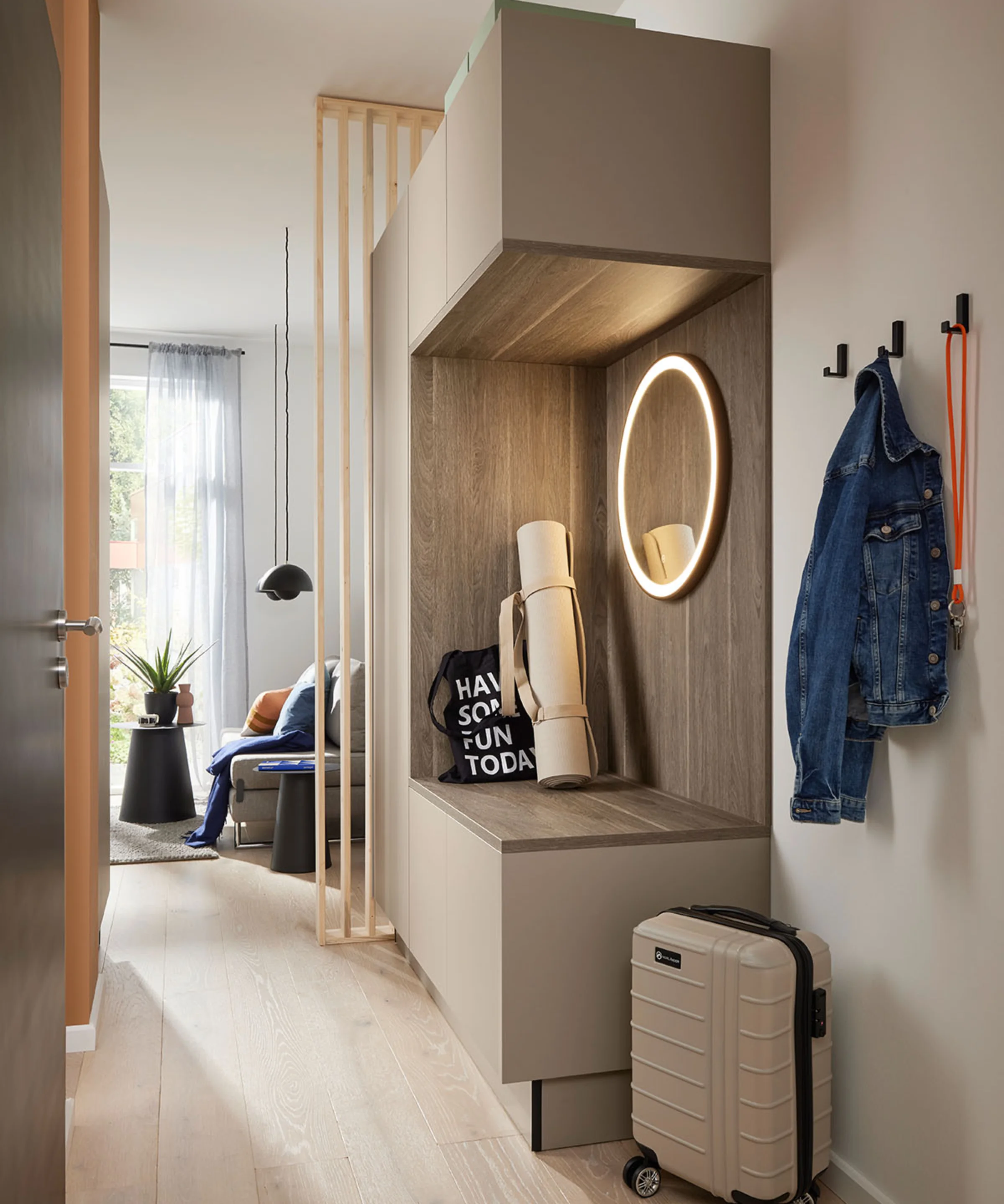 Ingresso elegante con specchio e decorazioni, incluso Nolte Living.