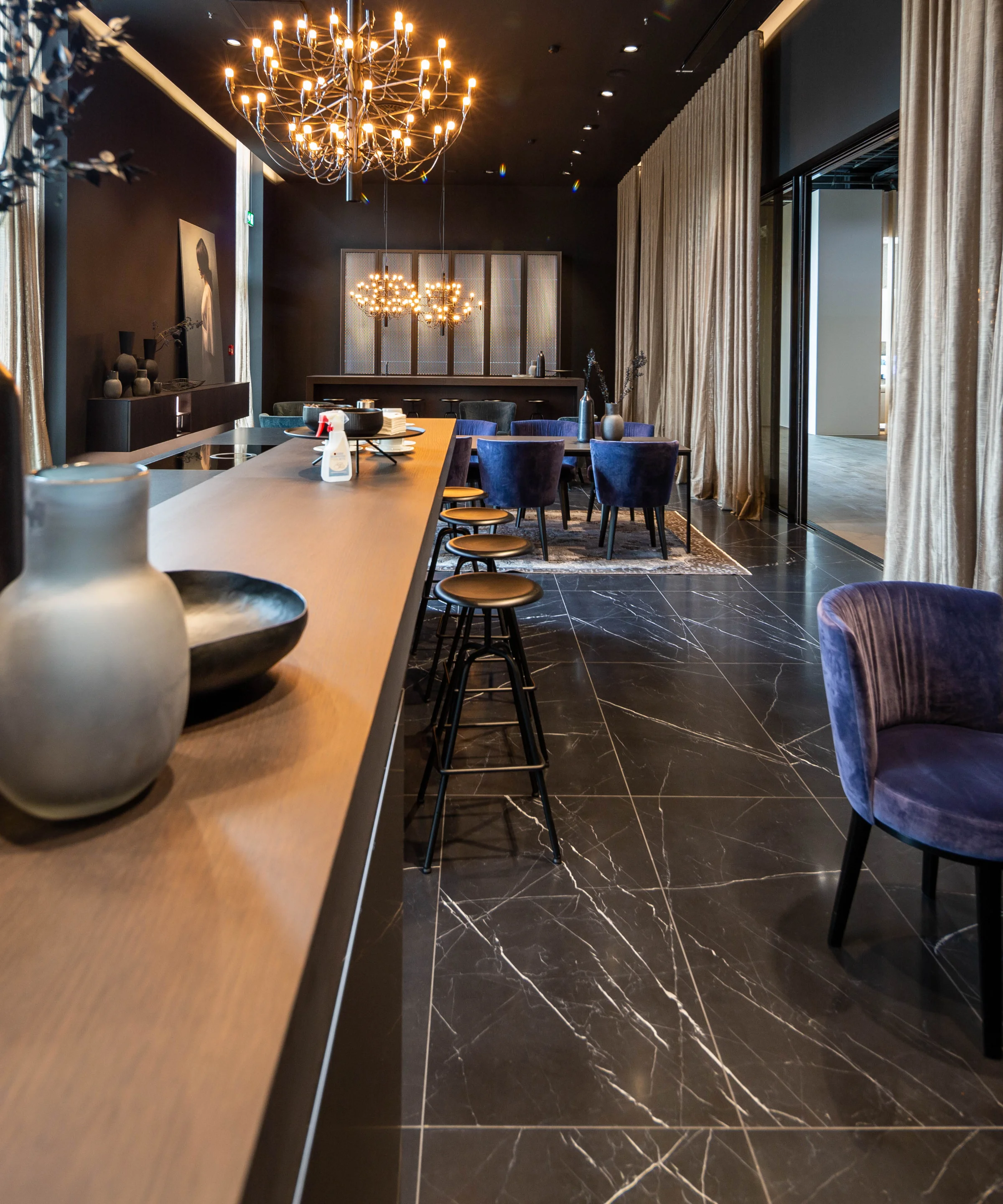 Una stanza elegantemente arredata con mobili e decorazioni moderne di Nolte Living.