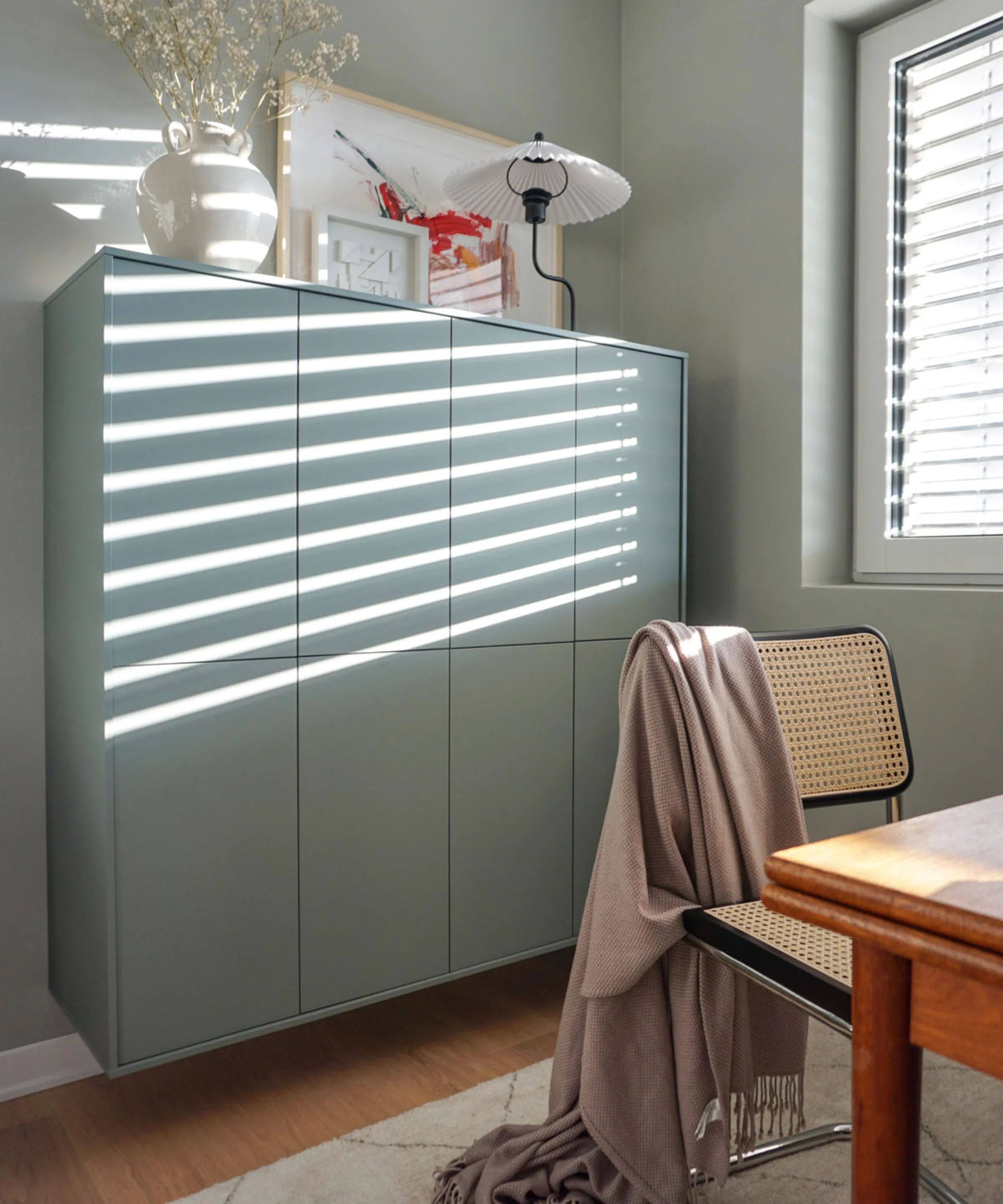 Elegante zona giorno con armadio e sedia moderni, in stile Nolte Living.