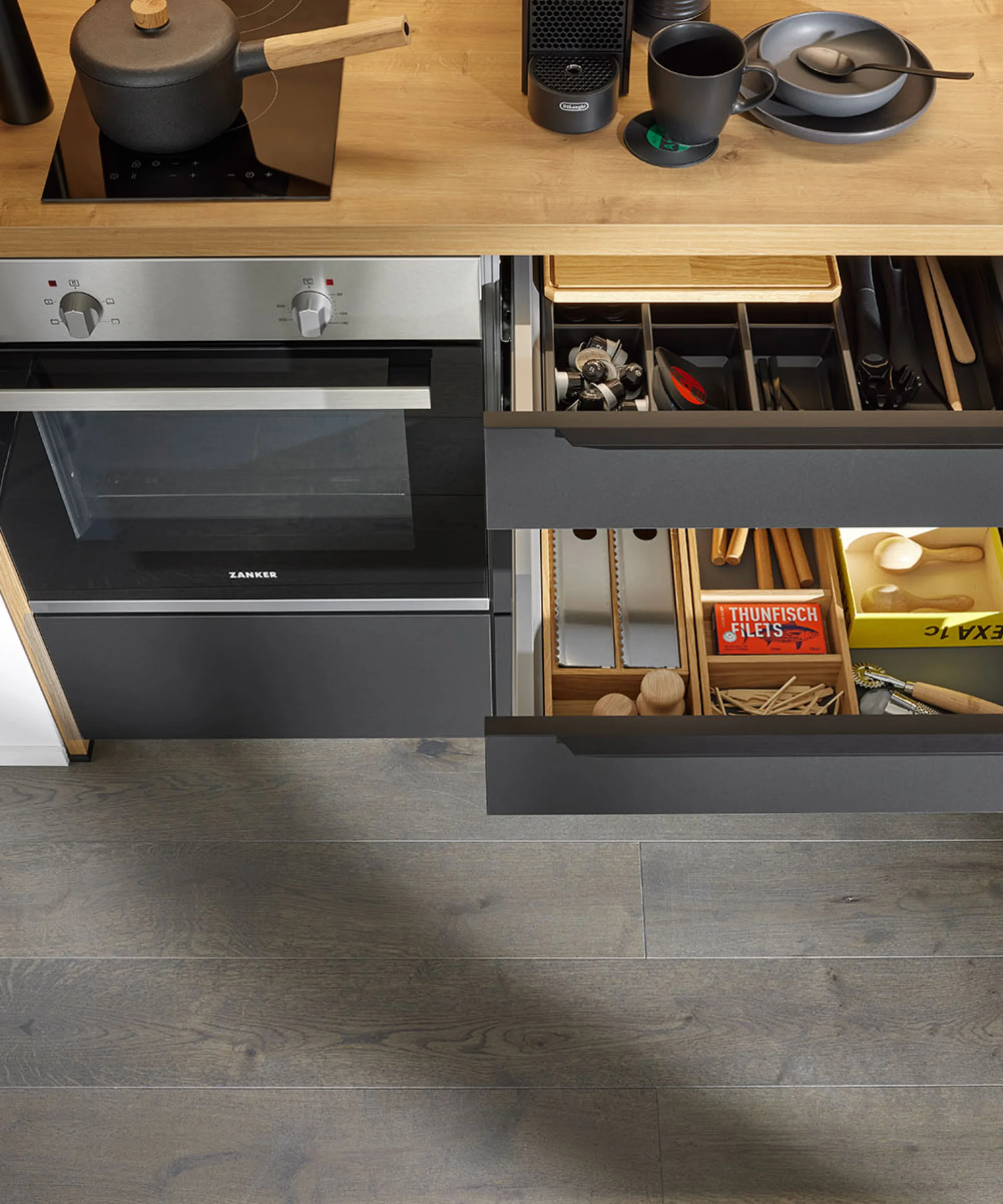 Cucina moderna con cassetti aperti pieni di posate e utensili, Nolte Kitchen.