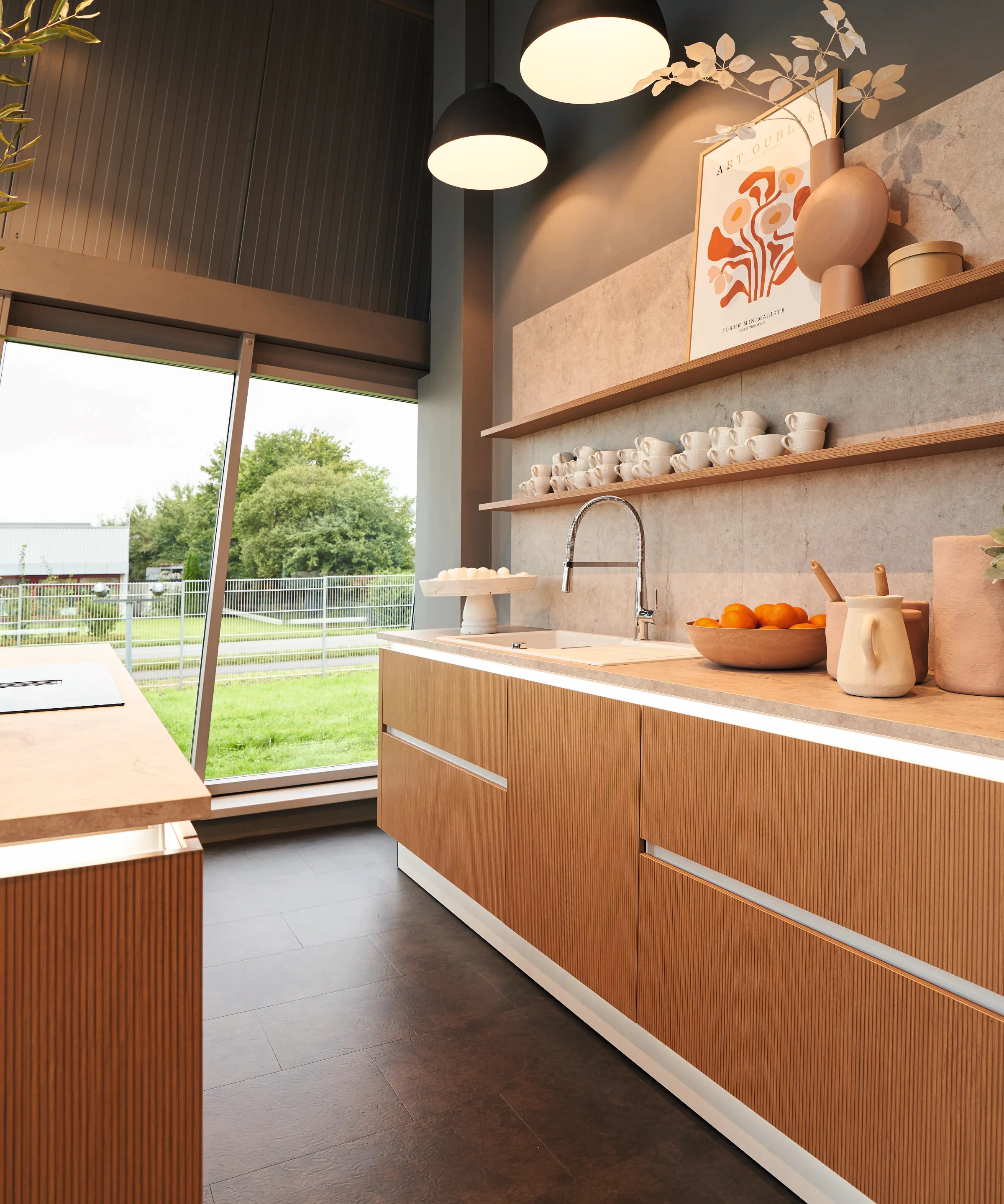 Cuisine moderne avec détails en bois et plantes, créant une atmosphère harmonieuse. Express Küchen.