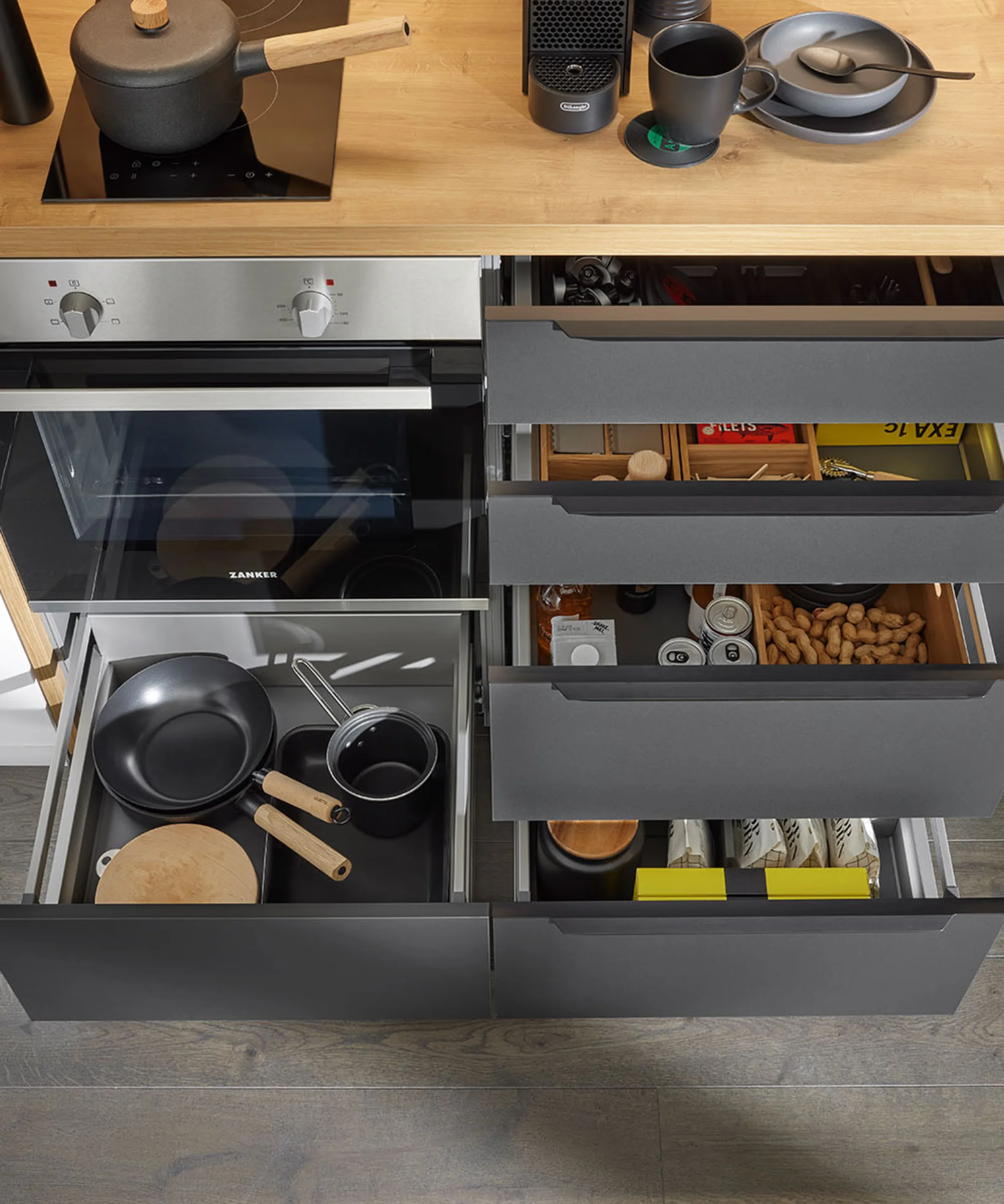 Cucina moderna con cassetti aperti e utensili di Nolte Kitchen.