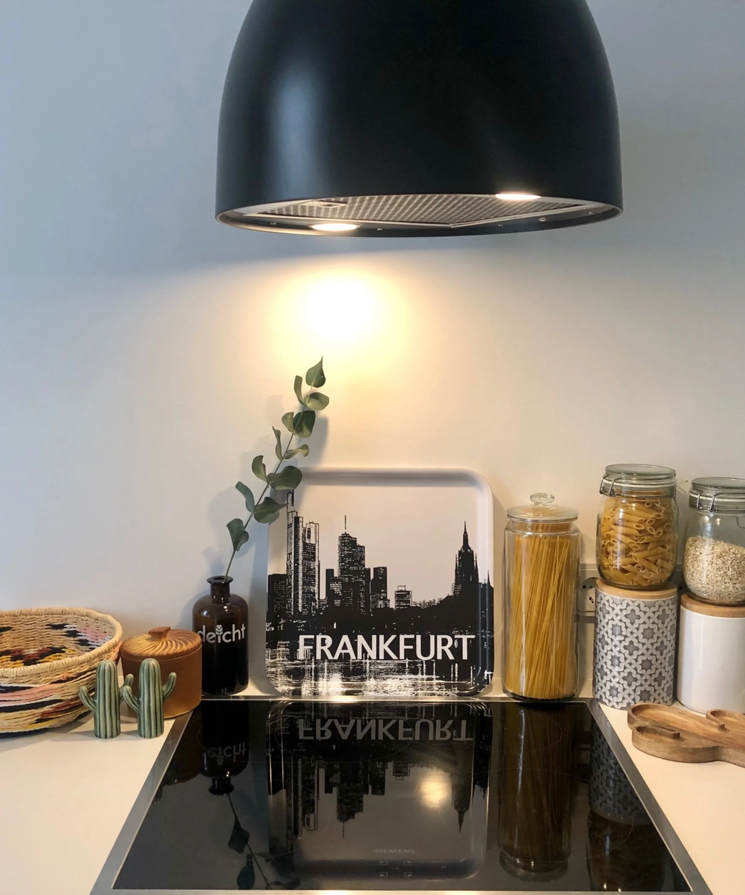 Cucina moderna con elementi decorativi e piano cottura, design di Nolte Kitchen.