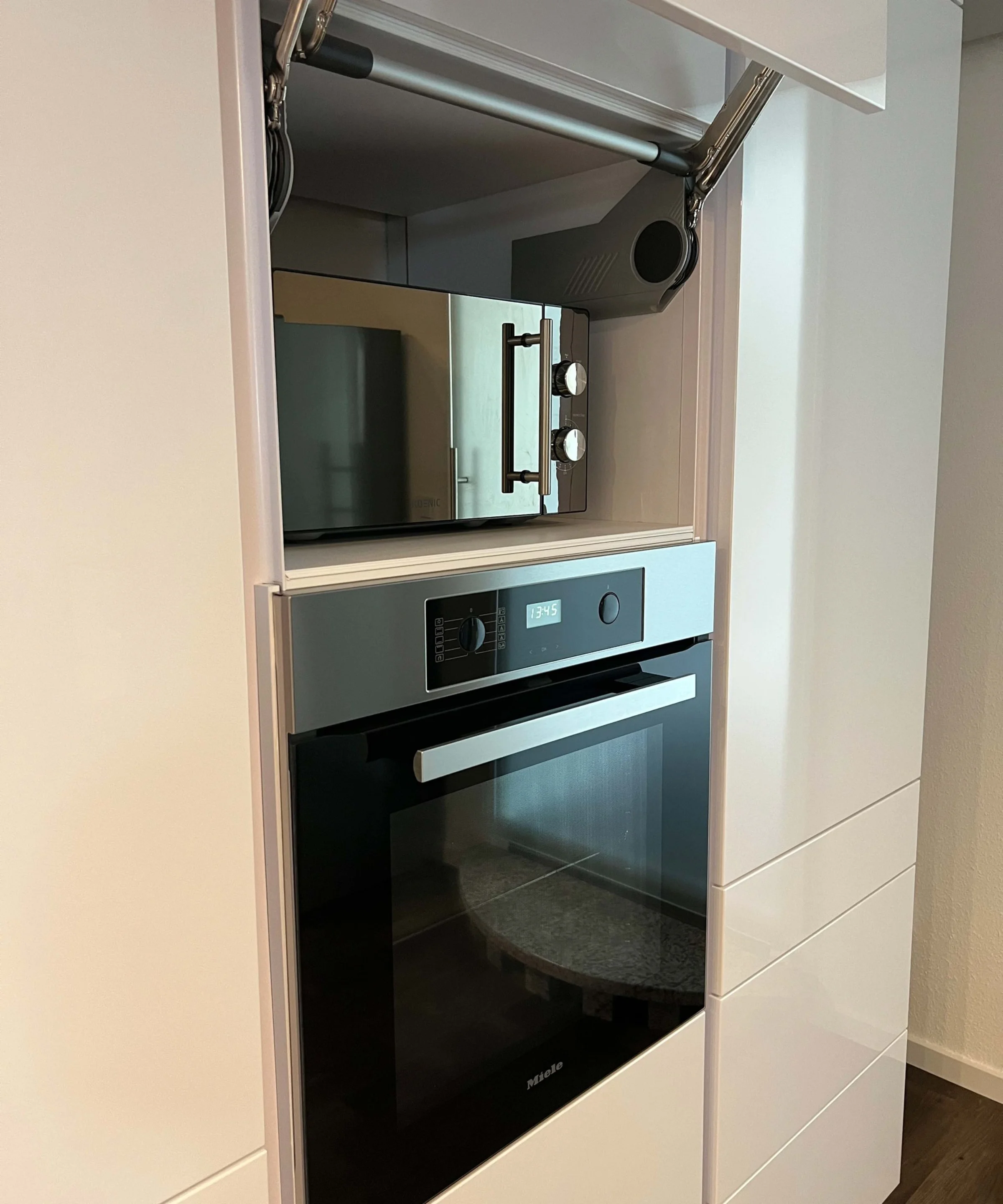 Forno da incasso moderno in una cucina elegante di Nolte Kitchen.