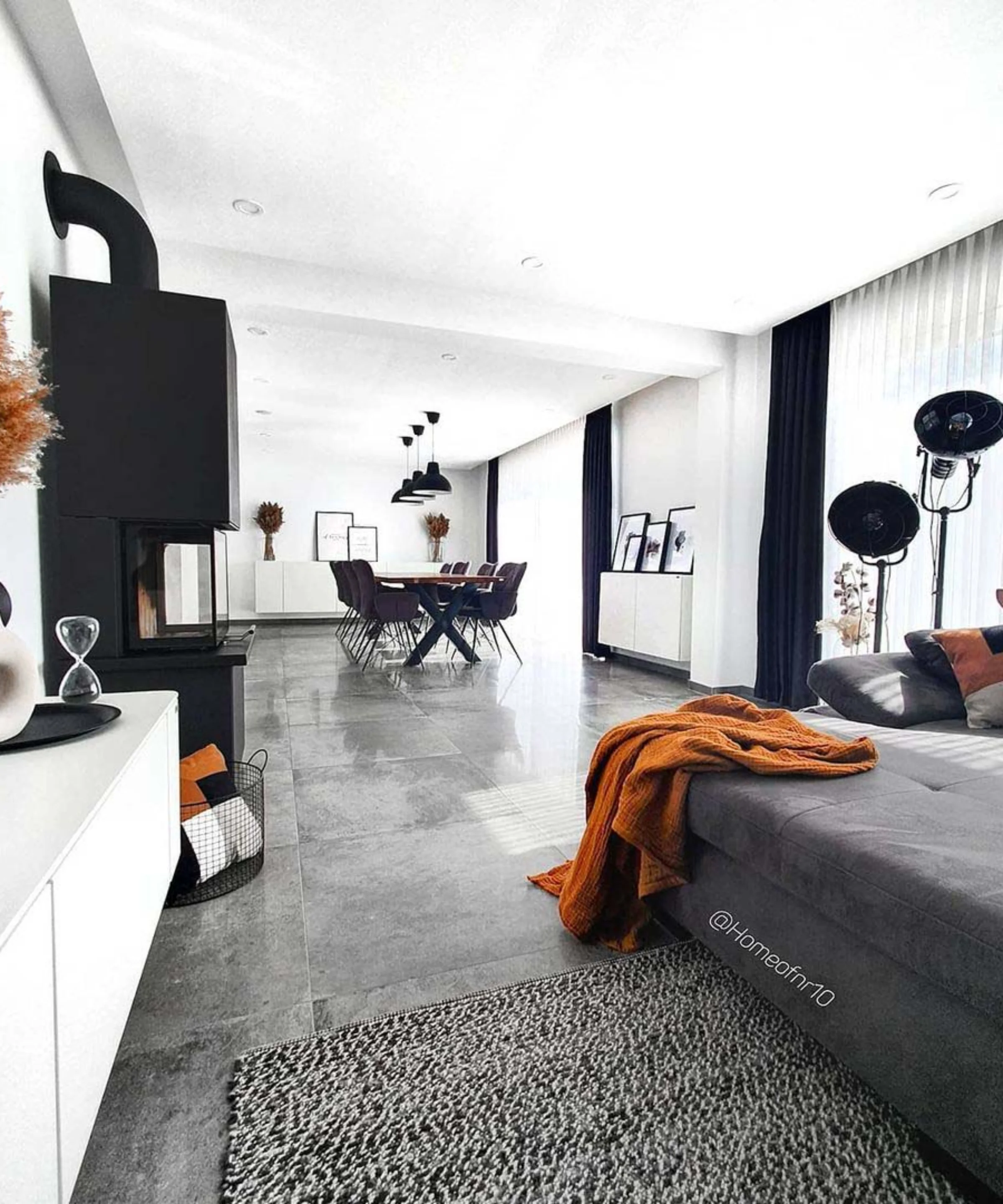 Soggiorno moderno con divano grigio e decorazioni, parte di Nolte Living.