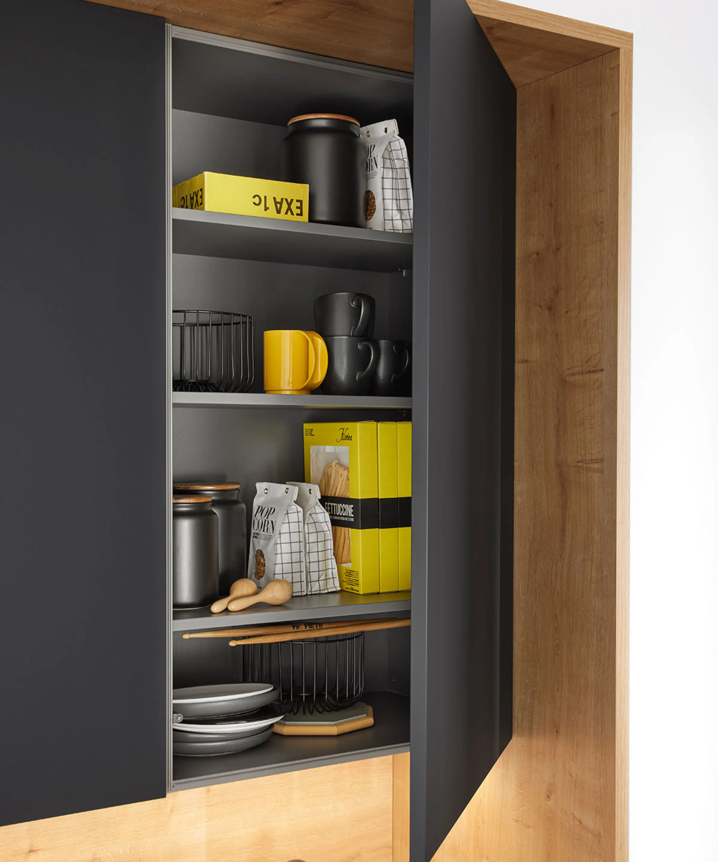 Armadio da cucina aperto con piatti e provviste in mostra. Nolte Kitchen.