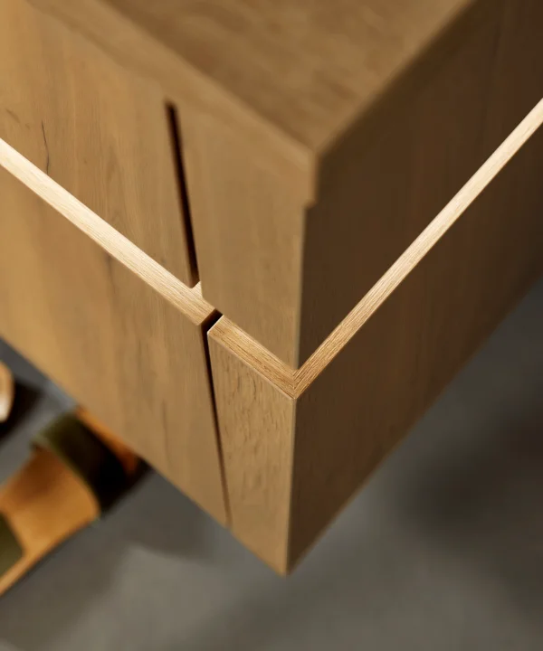 Mobile bagno in legno elegante con pantofole sul pavimento, Nolte SPA.