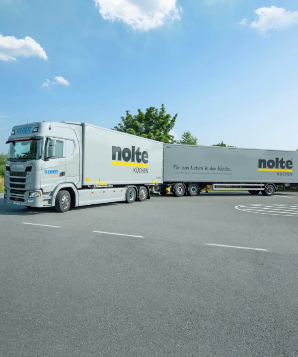 Camion con scritta "Nolte Kitchen" parcheggiato sotto un cielo azzurro.