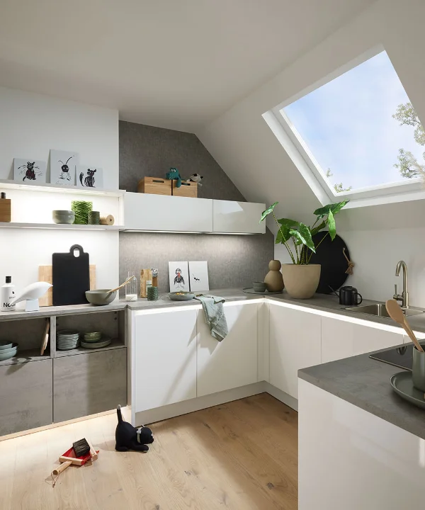Cucina moderna con armadi bianchi e lucernario, progettata da Nolte Kitchen.