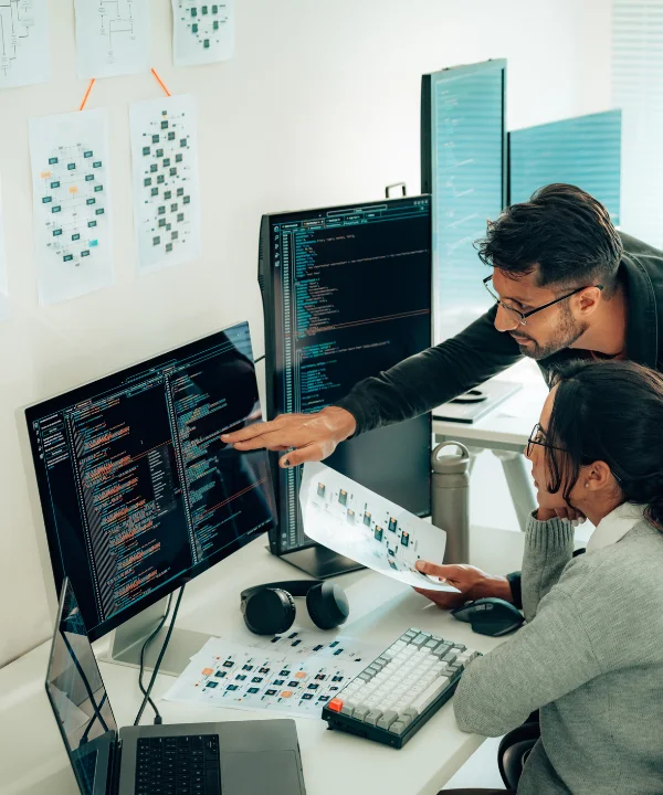 Due persone lavorano insieme ai computer in un ufficio moderno.