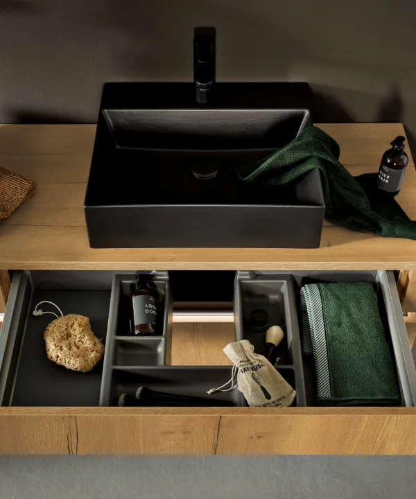 Bagno moderno con mobile in legno e lavabi neri, Nolte SPA.