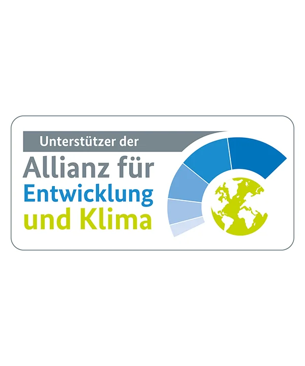 Logo con testo "Sostenitore dell'Alleanza per lo Sviluppo e il Clima" e un globo stilizzato.