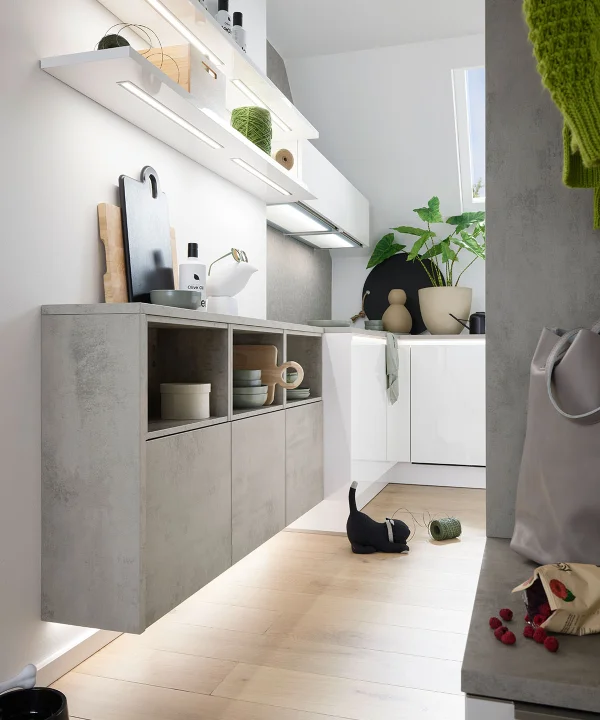Cucina moderna con scaffali aperti e piante, progettata da Nolte Kitchen.