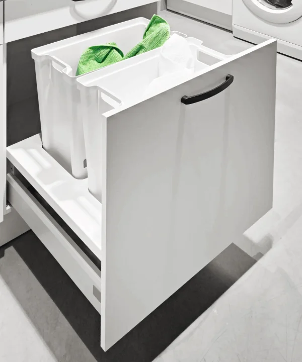 Ein geöffneter Küchenschrank mit Behältern für Mülltrennung, Express Küchen.