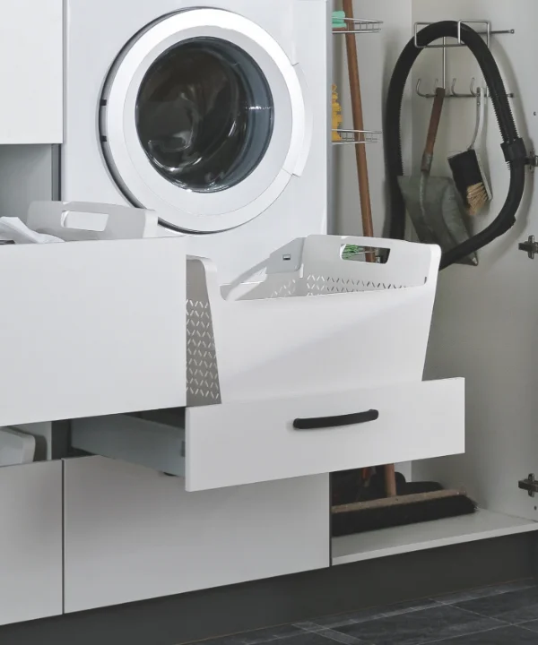 Ein gut organisierter Hauswirtschaftsraum mit Waschmaschine und Stauraum. Express Hauswirtschaftsräume.