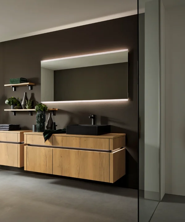 Bagno moderno con lavabo e scaffali in legno, grande specchio e doccia a pioggia, Nolte SPA.