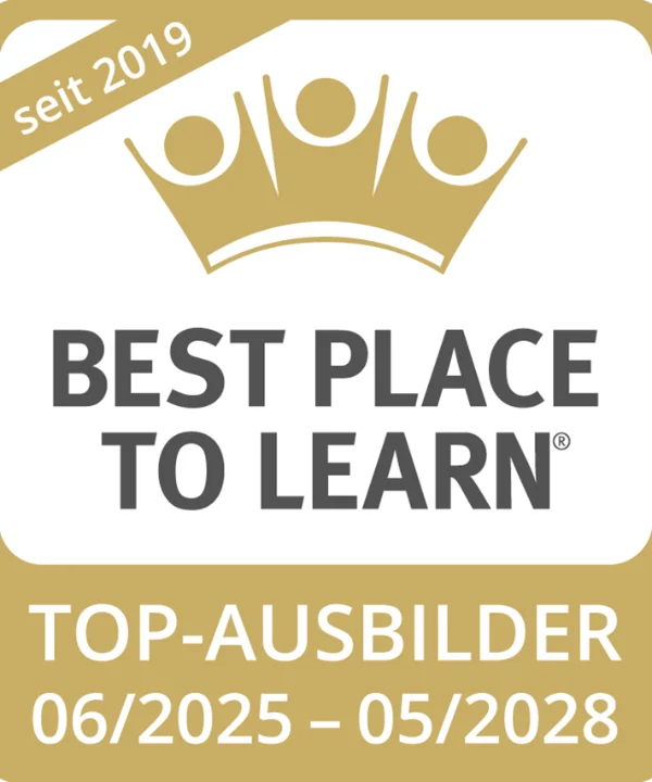 Emblema dorato con la scritta "Best Place to Learn" e "Top-Ausbilder 06/2025 - 05/2028".
