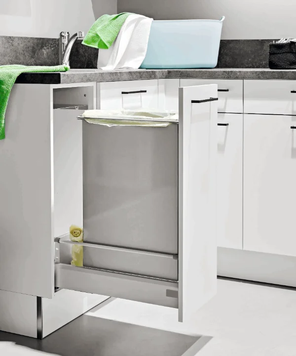 Ein moderner Küchenschrank mit integriertem Abfallsystem und grünen Handtüchern. Express Küchen.